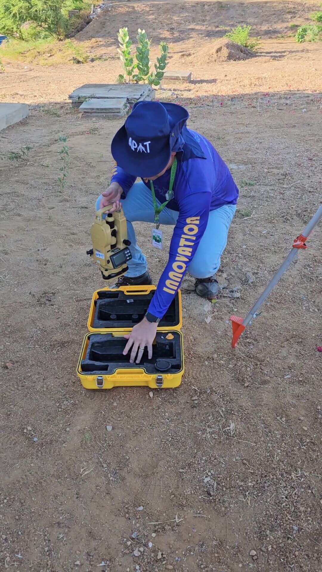 Armazenamento do teodolito no estojo